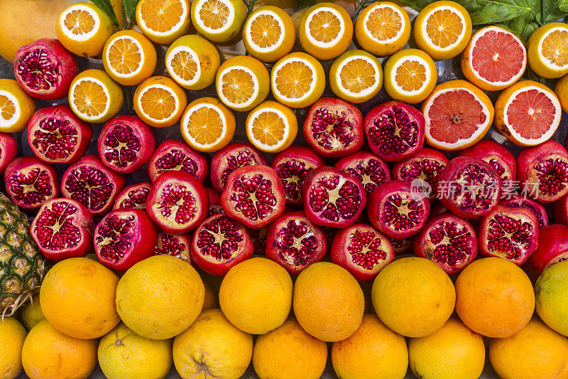 在土耳其的伊斯坦布尔，橙子和石榴水果正在展出