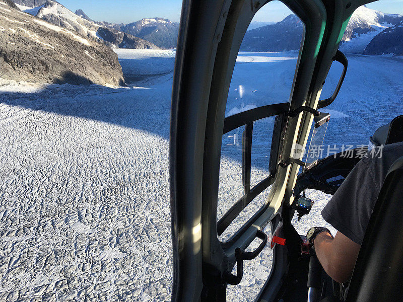 从直升机上俯瞰门登霍尔冰川