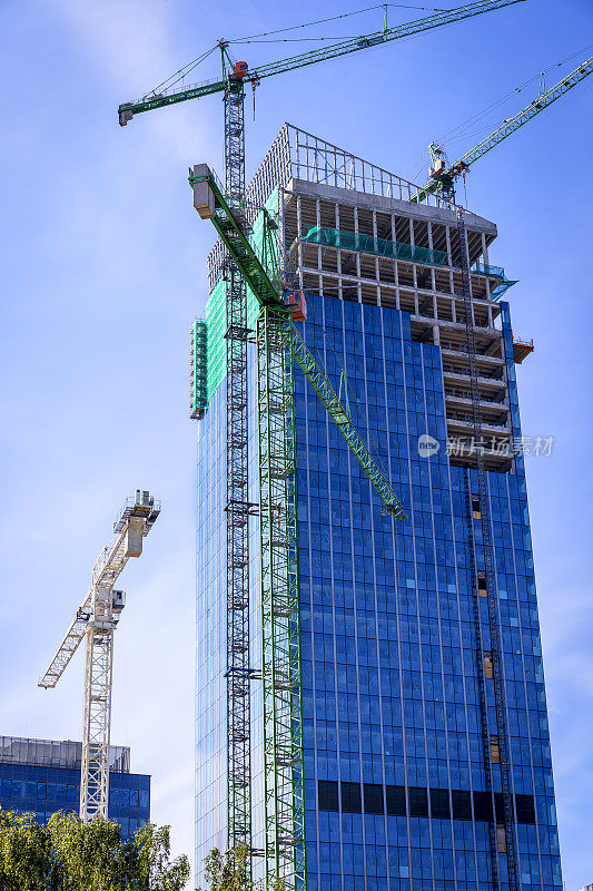 新的蓝色企业大楼正在建设中