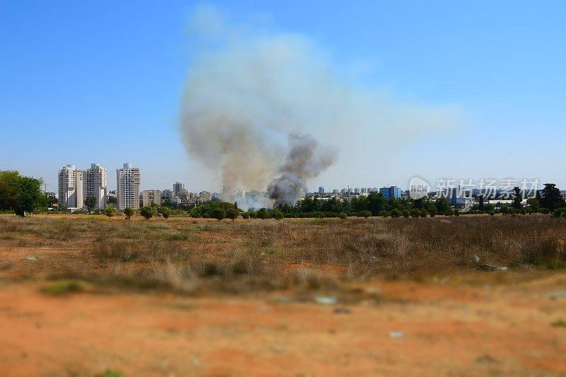 城市附近的田野着火了