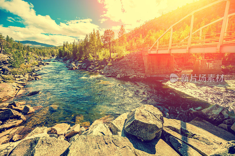 傍晚山谷中有河。一座横跨山间河流的桥。挪威美丽的自然风光。