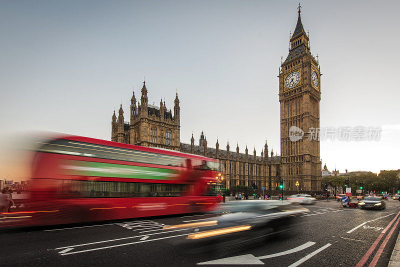 英国伦敦威斯敏斯特桥上的大本钟和交通状况