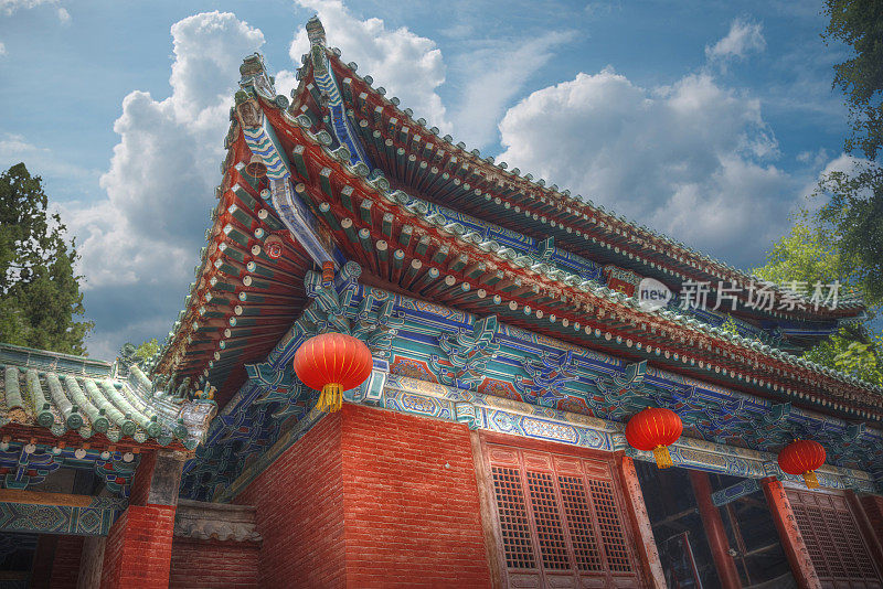 少林是中国中部的一座佛教寺院。