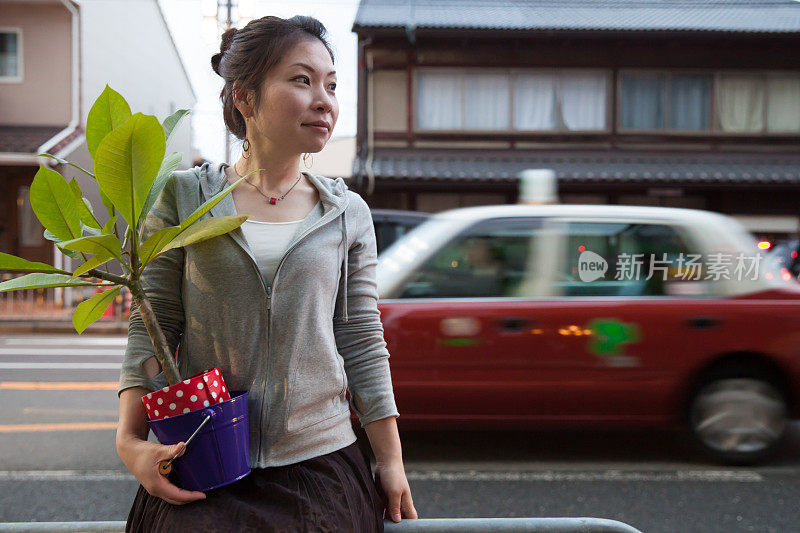 女人带着植物