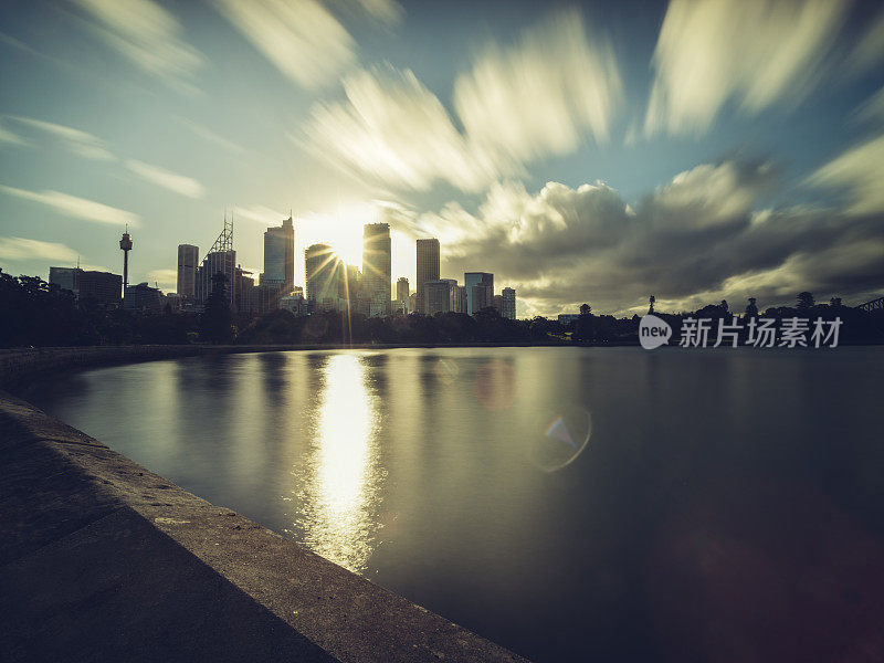 夕阳下的悉尼城市天际线