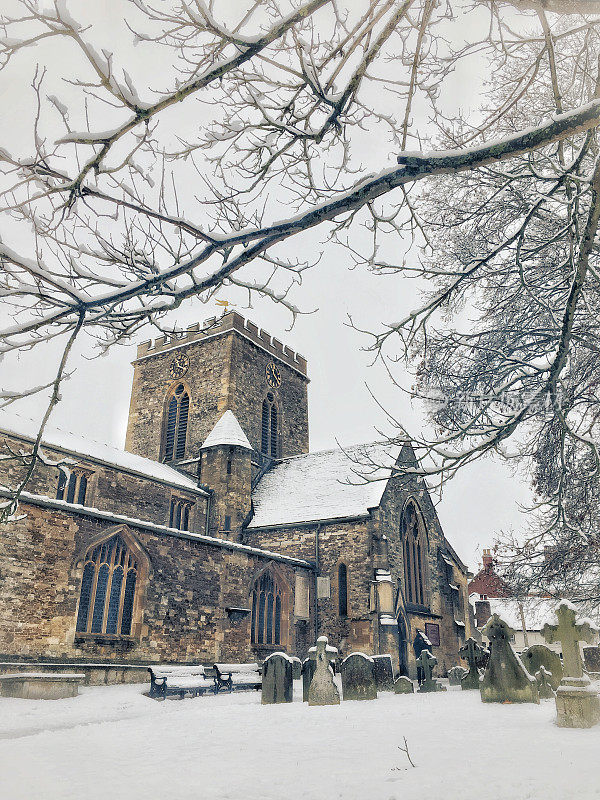 英国牛津郡旺蒂奇的圣彼得和圣保罗教堂冬天的雪景