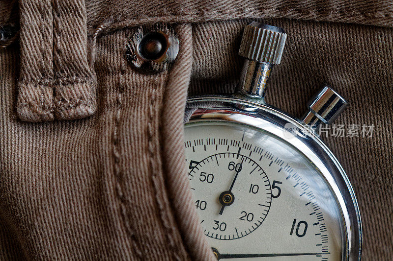 古董秒表，在米色牛仔口袋，价值衡量时间，老时钟箭头分，秒精确计时器记录