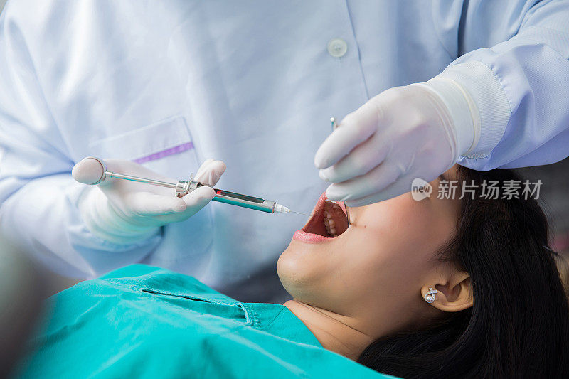 亚洲妇女给牙医看病