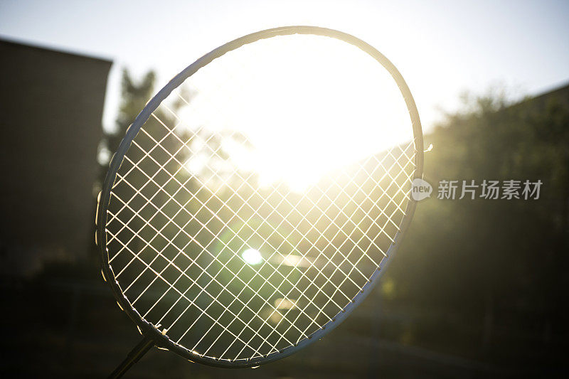 网球羽毛球拍在阳光照射下绽放出耀眼的背景