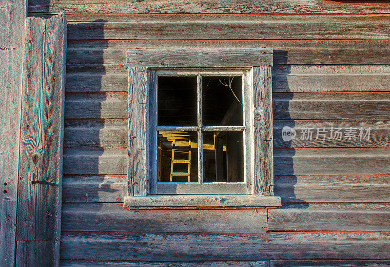 有一间带窗户的旧木屋的墙