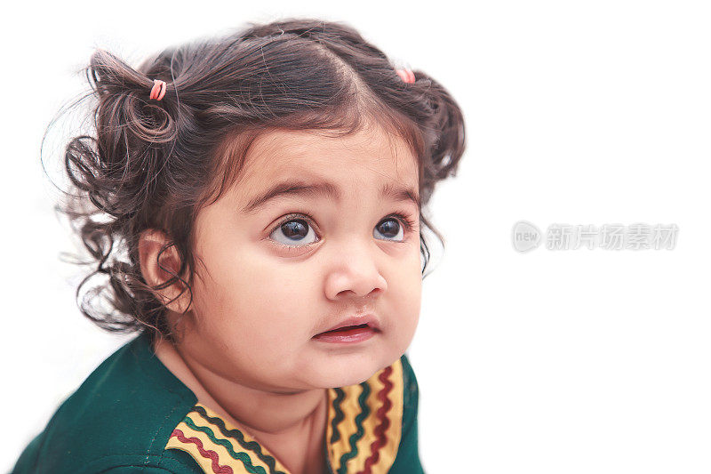 可爱的小印度女孩肖像，孤立在白色的背景