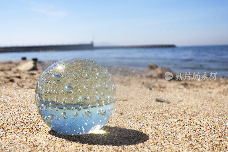 海滩上的水晶球