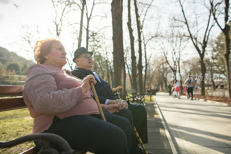 一对老夫妇坐在温泉公园的长椅上。结婚60周年纪念日