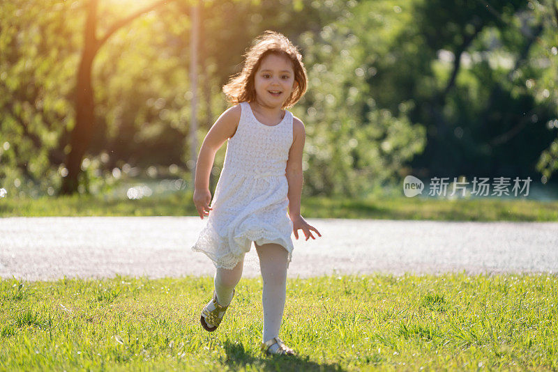 快乐的小女孩在大自然中奔跑