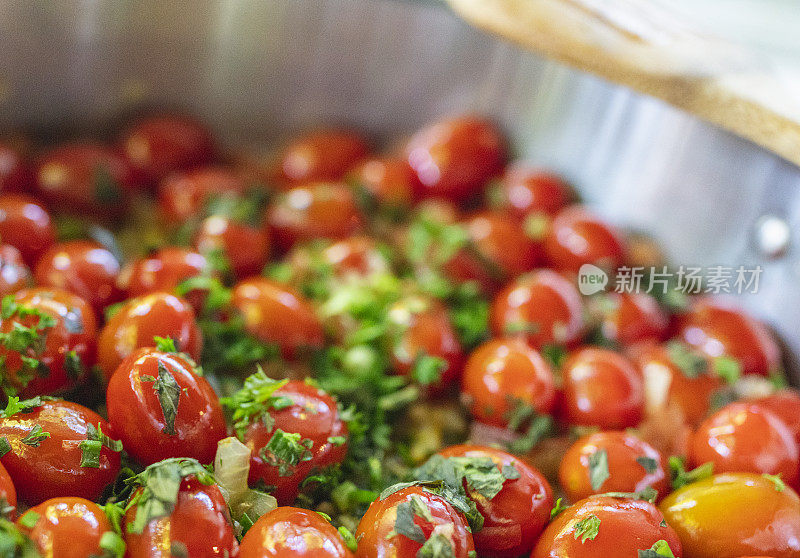 小番茄的特写，放在平底锅里，用来做番茄酱。