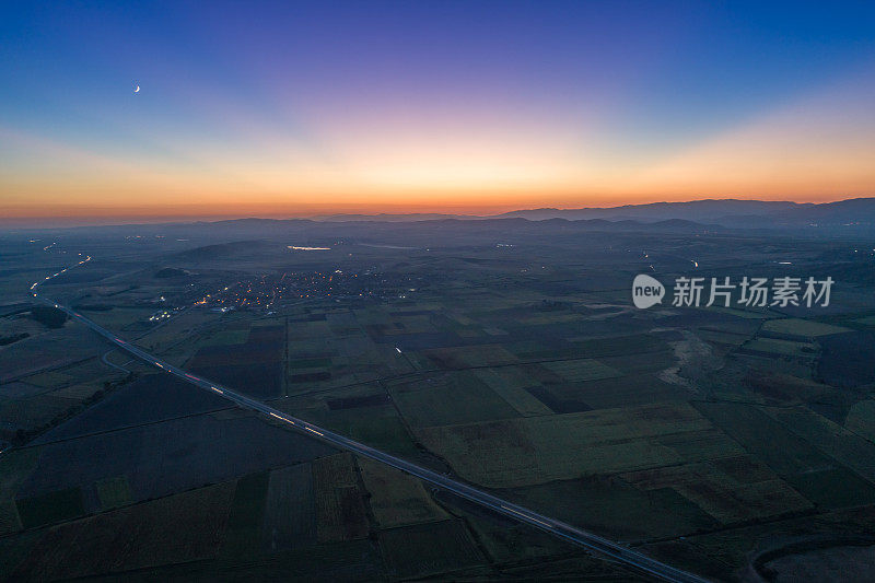 美丽的日落超宽鸟瞰图特拉基亚高速公路在保加利亚