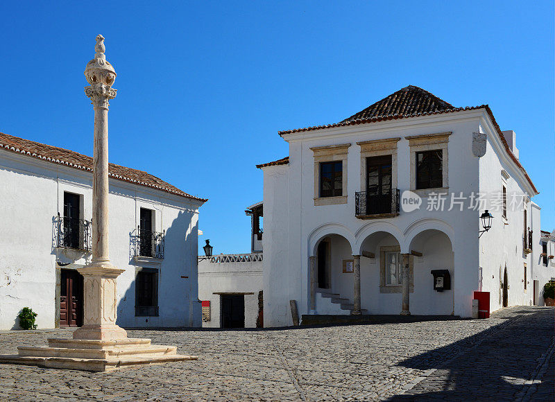 葡萄牙阿连特霍主广场上的蒙萨拉兹老市政厅和颈手枷