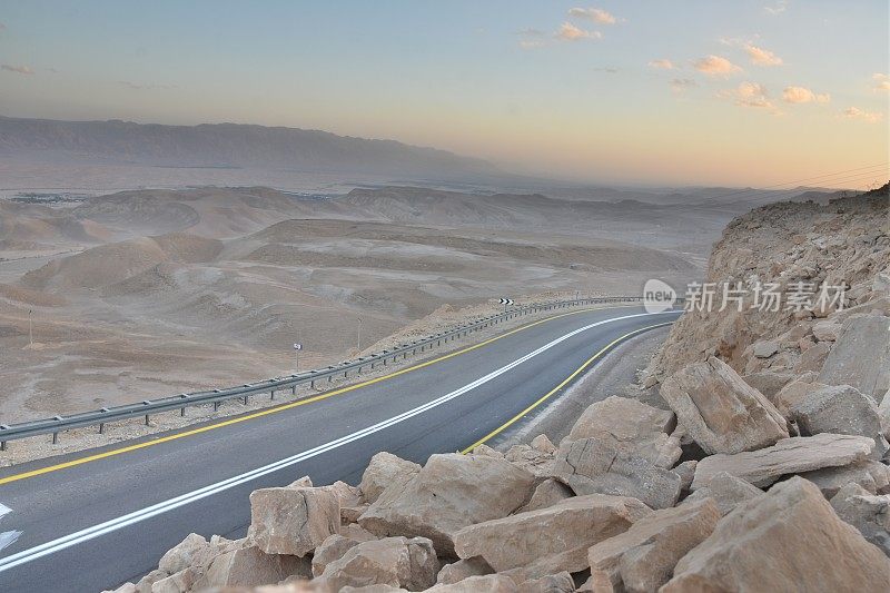 有安全栏杆的蜿蜒道路