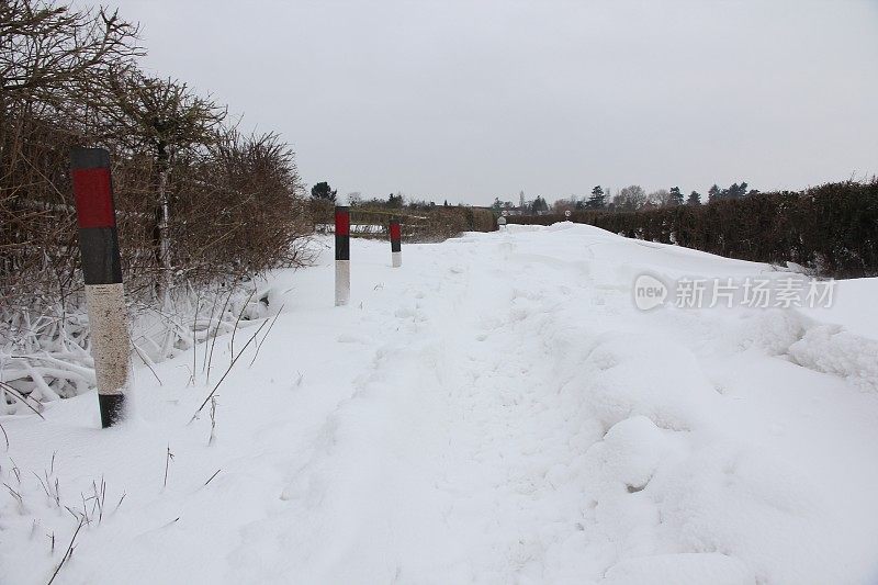 被雪堵塞的乡村道路