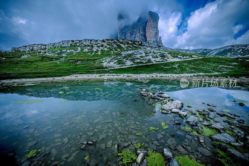 从小湖眺望拉瓦雷多国家公园，位于欧伦佐白云石，欧洲阿尔卑斯山，蒂罗尔，意大利