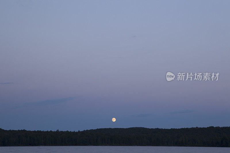月亮升起在湖面上