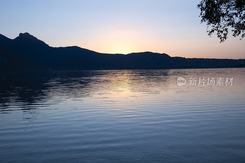 巴伐利亚阿尔卑斯的Kochelsee湖迷人的日落气氛