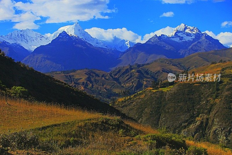 秘鲁安第斯山脉，白雪皑皑的布兰卡山脉