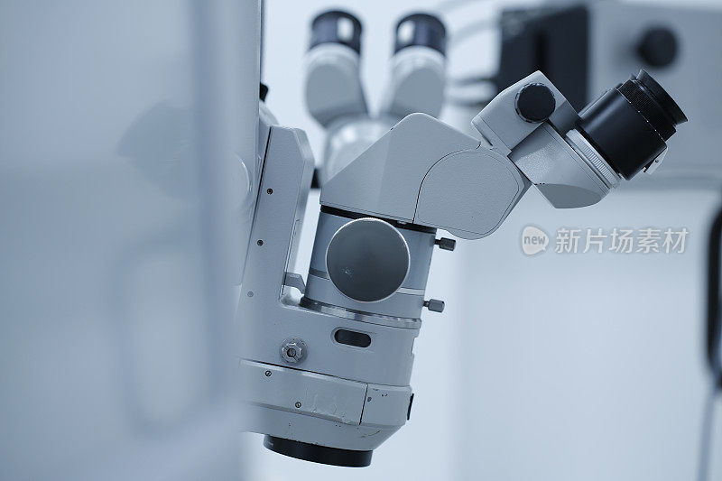 实验室和手术室配有专业的眼科医疗设备
