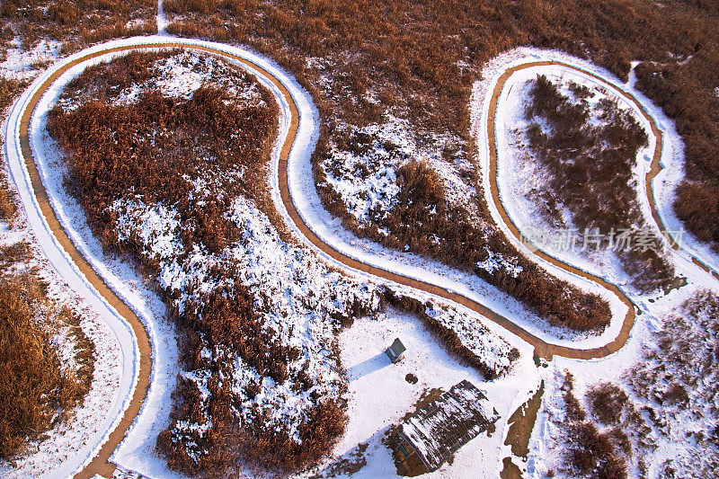 在雪地里铺一条路