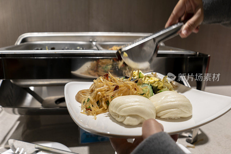 自助早餐:从餐盘取食物