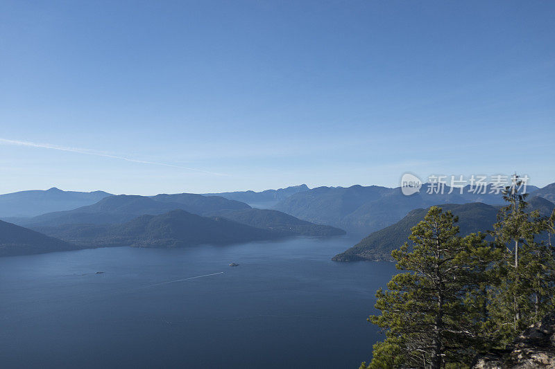 从山顶俯瞰大海和岛屿的美景