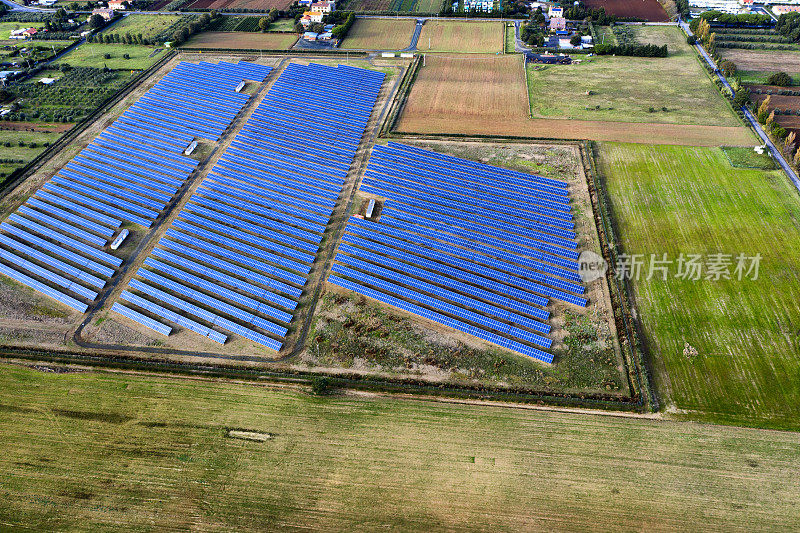 鸟瞰图的太阳能电池板基地在该国。