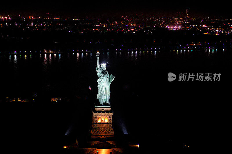 纽约自由女神夜景鸟瞰图