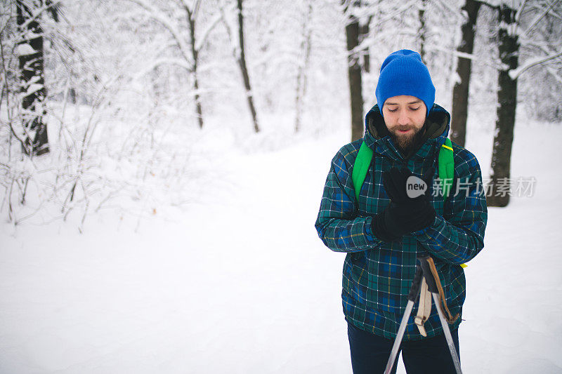 一个人独自行走在雪山上。