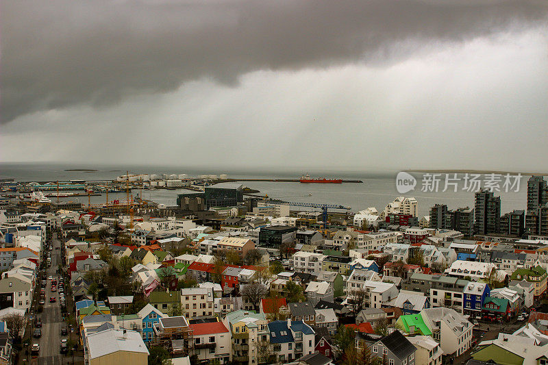冰岛雷克雅未克市，被大片乌云覆盖