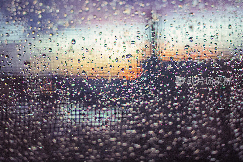 夕阳下雨后，用飞帘望着窗外