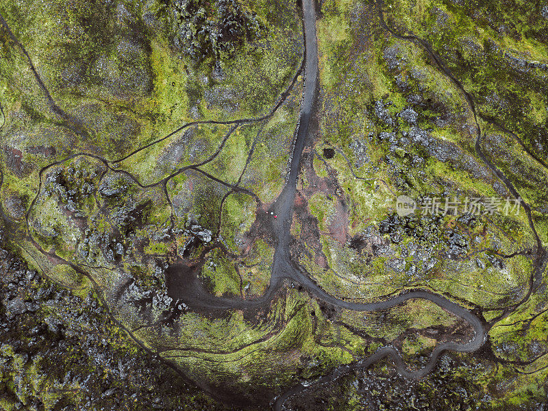 鸟瞰图的人的剪影停留在冰岛高地纹理火山土地