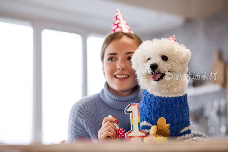 女孩和她的狗庆祝狗的一岁生日