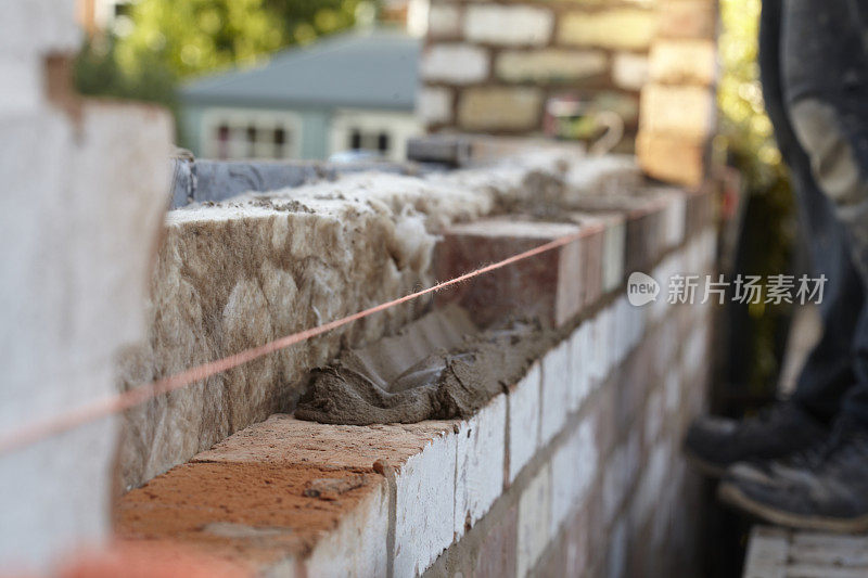 砖匠用再生砖建造新的扩建部分