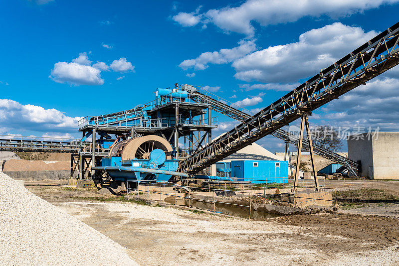 某工业水泥厂用于蓝天运输皮带输送碎石、废料的机器。
