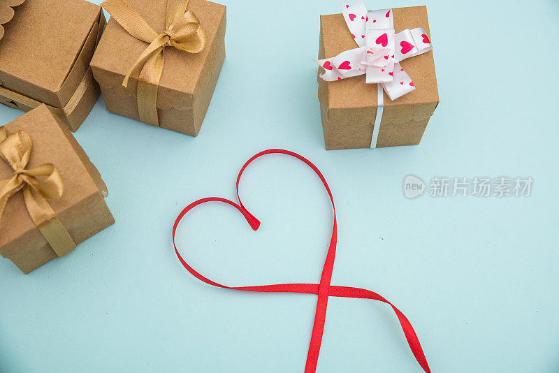 情人节礼物盒与心在蓝色的背景