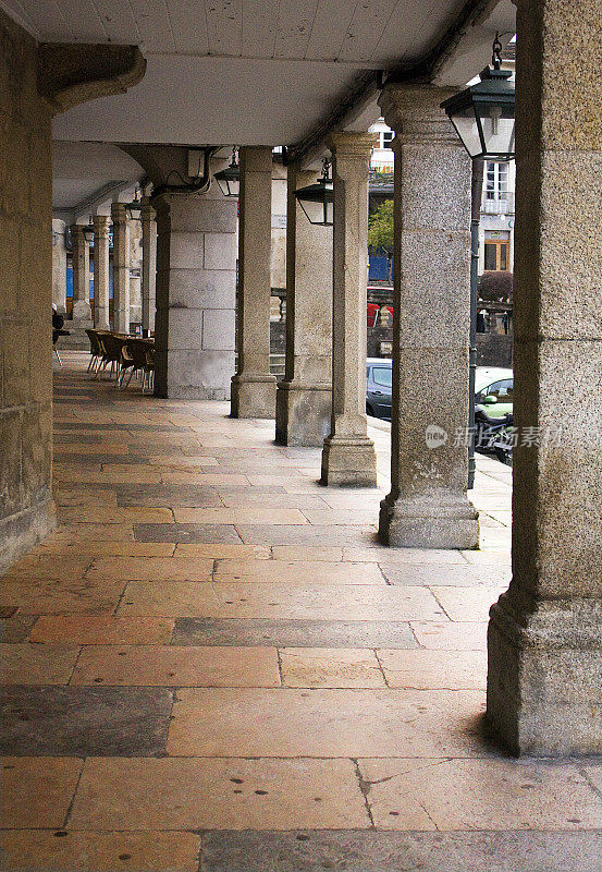 在西班牙加利西亚的老城Mondoñedo的拱廊行人通道。