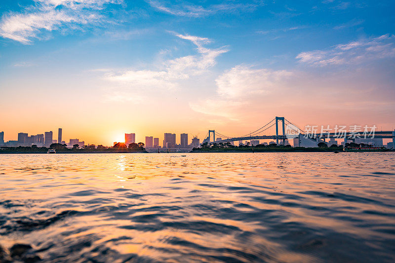 日本东京，虹桥横跨海湾