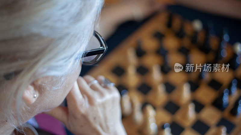 孙子和奶奶下棋