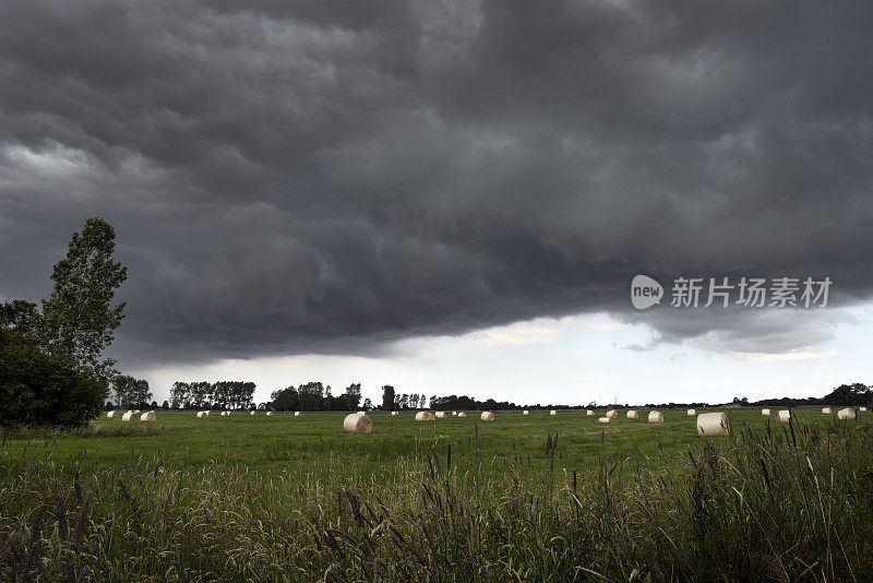 雷雨带着干草掠过农田