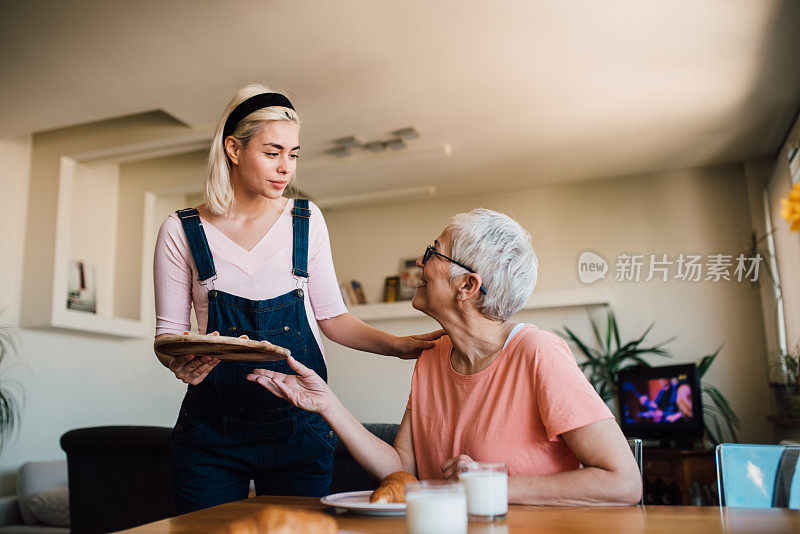 女孩为她的母亲准备早餐