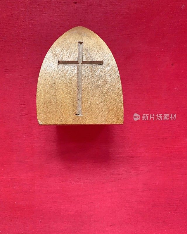 红色背景上的木制宗教十字架