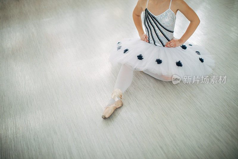 年轻女芭蕾舞演员