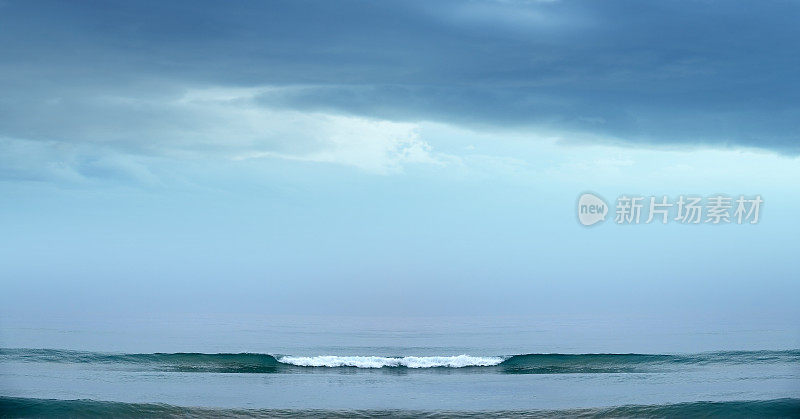 海景图像有风的早晨在海滩上和美丽的海浪在海上