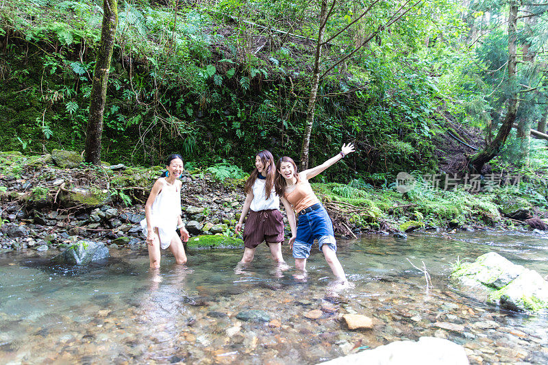三个女人在冰冷的河里降温